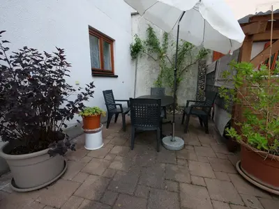 Ein Balkon oder eine Terrasse in der Unterkunft Fachwerkhaus in ruhiger Altstadt by Rabe - eigene Terrasse, Smart-TV, Netflix