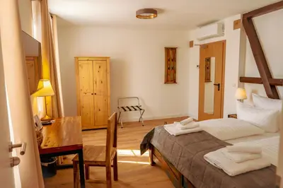 Ein Bett oder Betten in einem Zimmer der Unterkunft Landhotel Engel & Kreuz