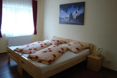 Ein Bett oder Betten in einem Zimmer der Unterkunft Gästehäuser Am Nibelungensteig