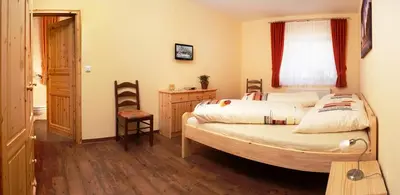 Ein Bett oder Betten in einem Zimmer der Unterkunft Gästehäuser Am Nibelungensteig