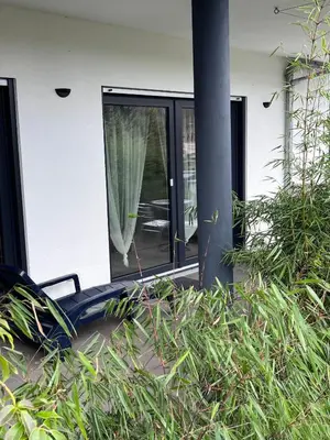 Ein Garten an der Unterkunft Forststrasse Apartment
