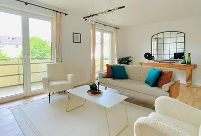 Ein Sitzbereich in der Unterkunft Bright 2BR Family-friendly Home -BASF - Free Parking - Super Fast WIFI
