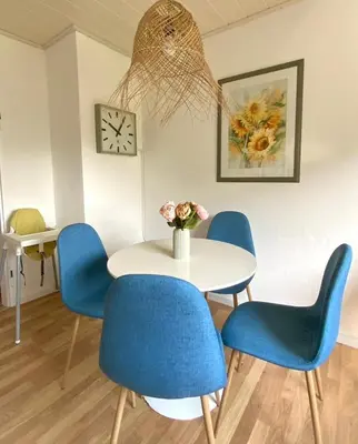 Ein Sitzbereich in der Unterkunft Bright 2BR Family-friendly Home -BASF - Free Parking - Super Fast WIFI