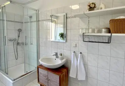 Ein Badezimmer in der Unterkunft Bright 2BR Family-friendly Home -BASF - Free Parking - Super Fast WIFI