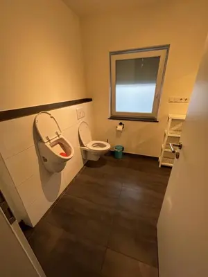 Ein Badezimmer in der Unterkunft 3 Mehrbettzimmer, Küche, Bad für Arbeiter und Monteure in Gau-Weinheim
