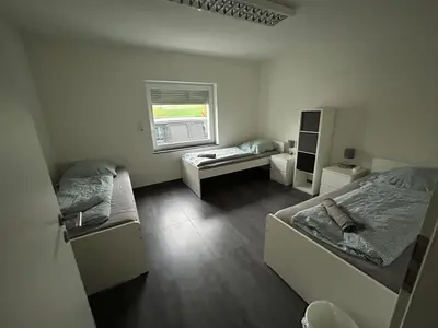 Ein Bett oder Betten in einem Zimmer der Unterkunft 3 Mehrbettzimmer, Küche, Bad für Arbeiter und Monteure in Gau-Weinheim