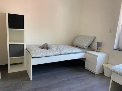 Ein Bett oder Betten in einem Zimmer der Unterkunft 3 Mehrbettzimmer, Küche, Bad für Arbeiter und Monteure in Gau-Weinheim