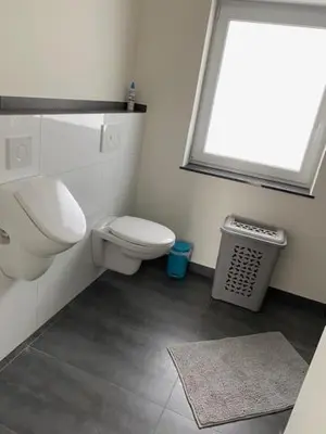 Ein Badezimmer in der Unterkunft 3 Mehrbettzimmer, Küche, Bad für Arbeiter und Monteure in Gau-Weinheim