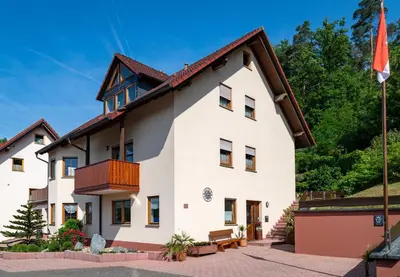Das Gebäude in dem sich die Ferienwohnung befindet