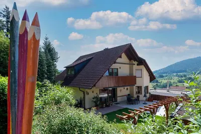 Ein allgemeiner Bergblick oder ein Berglick von der Ferienwohnung aus