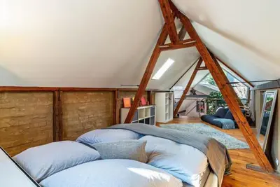 Ein Bett oder Betten in einem Zimmer der Unterkunft Loftwohnung in einer preisgekrönten Denkmalhofreite