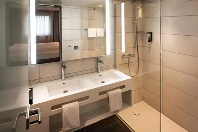 Ein Badezimmer in der Unterkunft LOGINN Hotel Stuttgart Zuffenhausen