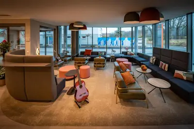 Ein Sitzbereich in der Unterkunft LOGINN Hotel Stuttgart Zuffenhausen