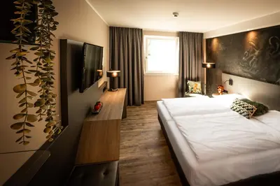 Ein Bett oder Betten in einem Zimmer der Unterkunft LOGINN Hotel Stuttgart Zuffenhausen
