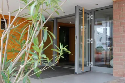 Eine Fassade oder ein Eingang zu Hotel Berg