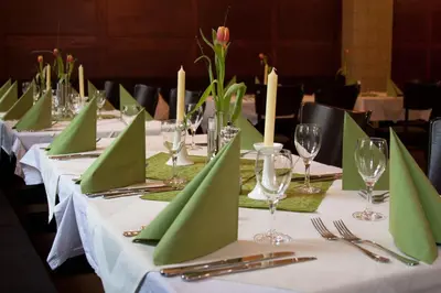Ein Restaurant oder anderes Speiselokal in der Unterkunft Linde Restaurant & Hotel