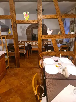 Ein Restaurant oder anderes Speiselokal in der Unterkunft Gästehaus Zum Weinbauer