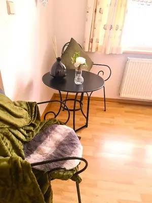 Ein Sitzbereich in der Unterkunft Gästehaus Zum Weinbauer