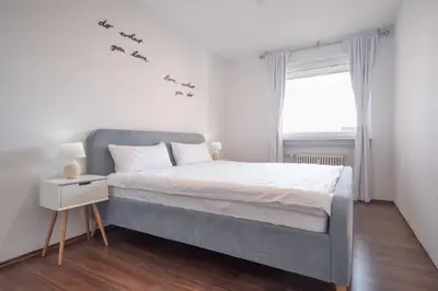 Ein Bett oder Betten in einem Zimmer der Unterkunft Schöne 2 Zimmerwohnung mit UHD-TV, großem Balkon und Hängematte