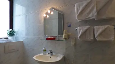 Ein Badezimmer in der Unterkunft Central Hotel