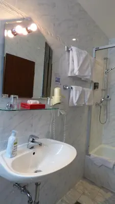Ein Badezimmer in der Unterkunft Central Hotel