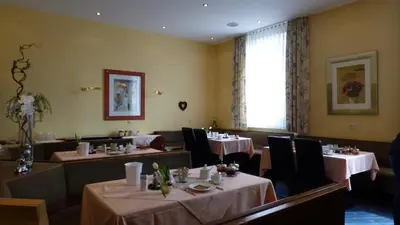 Ein Restaurant oder anderes Speiselokal in der Unterkunft Central Hotel