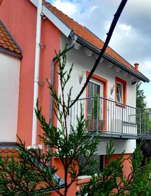 Das Gebäude in dem sich das Privatzimmer befindet