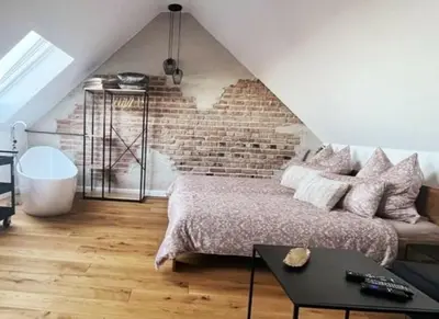 Ein Bett oder Betten in einem Zimmer der Unterkunft Ferienloft Ottos Werkstatt mit Saunafass