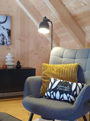 Ein Sitzbereich in der Unterkunft Odenwald-Lodge mit Infrarotsauna und E-Ladestation 