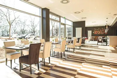 Ein Restaurant oder anderes Speiselokal in der Unterkunft PLAZA Premium Karlsruhe