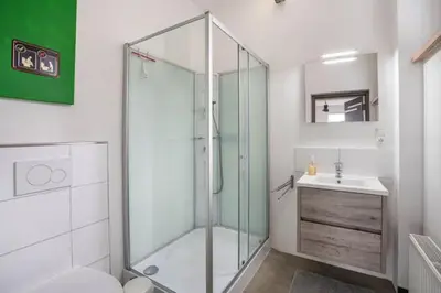 Ein Badezimmer in der Unterkunft 40 qm große Studiowohnung zentral gelegen - direkt in Groß-Umstadt - 300 m bis zum Marktplatz