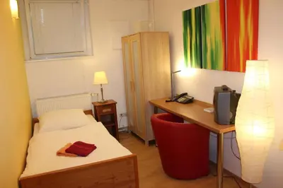 Ein Bett oder Betten in einem Zimmer der Unterkunft BudgetRooms - souterrain-private rooms & kitchen