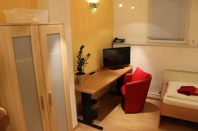 TV/Unterhaltungsangebot in der Unterkunft BudgetRooms - souterrain-private rooms & kitchen