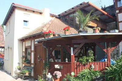 Das Gebäude in dem sich das Ferienhaus befindet