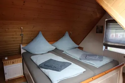 Ein Bett oder Betten in einem Zimmer der Unterkunft Kleine, gemütliche Dachgeschosswohnung