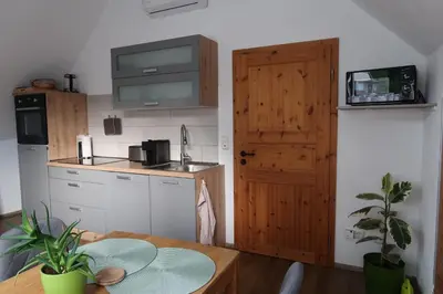 Küche/Küchenzeile in der Unterkunft Kleine, gemütliche Dachgeschosswohnung