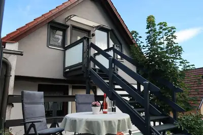 Ein Balkon oder eine Terrasse in der Unterkunft Kleine, gemütliche Dachgeschosswohnung