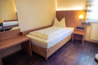 Ein Bett oder Betten in einem Zimmer der Unterkunft Hotel Cafe Kern