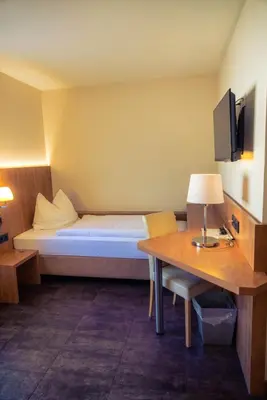 Ein Bett oder Betten in einem Zimmer der Unterkunft Hotel Cafe Kern