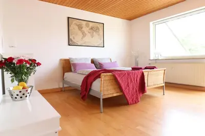 Ein Bett oder Betten in einem Zimmer der Unterkunft Gutenberg - helle und geräumige Wohnung in Uninähe