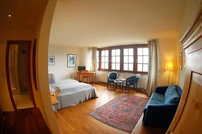 Ein Bett oder Betten in einem Zimmer der Unterkunft Landhotel Hofgut Battenberg