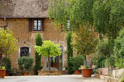 Ein Garten an der Unterkunft Landhotel Hofgut Battenberg