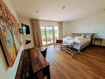 Ein Bett oder Betten in einem Zimmer der Unterkunft Landhotel Hofgut Battenberg