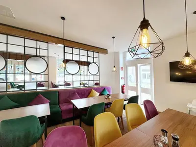 Ein Sitzbereich in der Unterkunft DORMERO Hotel Rüsselsheim