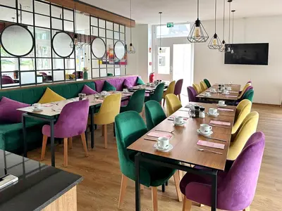 Ein Sitzbereich in der Unterkunft DORMERO Hotel Rüsselsheim