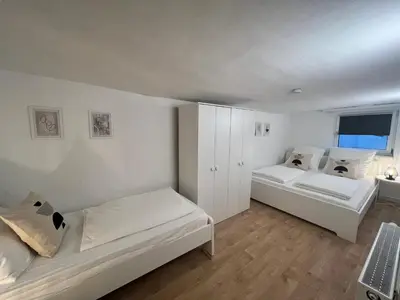 Ein Bett oder Betten in einem Zimmer der Unterkunft MODERNES HAUS FÜR 7 GÄSTE 90m2 TV NETFLIX WLAN