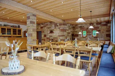 Ein Restaurant oder anderes Speiselokal in der Unterkunft Gästehaus am Fürstweg