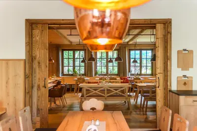 Ein Restaurant oder anderes Speiselokal in der Unterkunft Hotelgasthof Schmucker