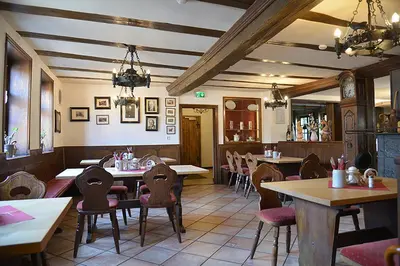 Ein Restaurant oder anderes Speiselokal in der Unterkunft Hotelgasthof Schmucker