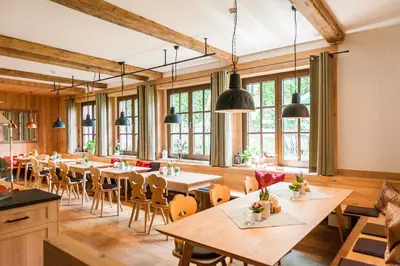 Ein Restaurant oder anderes Speiselokal in der Unterkunft Hotelgasthof Schmucker